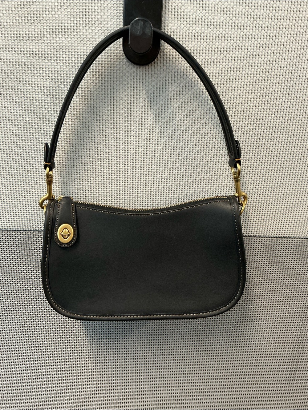 Coach Swinger Bag Black Leather Shoulder & Crossbody Bag with Gold Turnlock - Picture 4 of 10